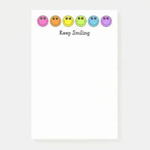 Notas Post-it® Las caras coloridas de la emoji guardan el sonreír