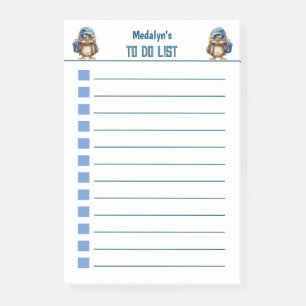 Notas Post-it® Lechuza sabia con mochila azul, gorras y un lazo d