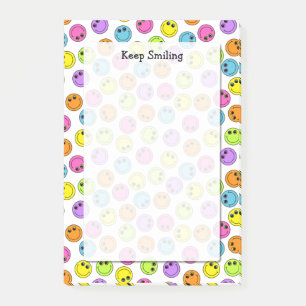 Notas Post-it® Los rostros coloridos de la Emoji siguen sonriendo