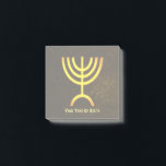 Notas Post-it® Menorah Flame<br><div class="desc">Una representación digital dorada y marrón de la menorah judía de siete ramificaciones (hebreo: מְ נ וֹ רָ ). Personalizar agregando su propio texto. La menorah de siete ramas, utilizada en el santuario portátil establecido por Moisés en el desierto y más tarde en el Templo en Jerusalén, ha sido un...</div>