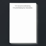 Notas Post-it® No estoy retrasando, Funny, Witty, Personalizado<br><div class="desc">'No estoy retrasando, estoy priorizando mi tipografía de relajación', notas graciosas e ingeniosas. Imagina agregar un toque de humor a tu oficina o entorno doméstico. Personalizar estas notas simples y minimalistas con tu nombre y un dicho diferente, o usa el nuestro. Siéntase libre de contactarme para cambios antes de hacer...</div>