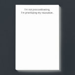 Notas Post-it® No estoy retrasando, Funny, Witty, Personalizado<br><div class="desc">'No estoy retrasando, estoy priorizando mi tipografía de relajación', notas graciosas e ingeniosas. Imagina agregar un toque de humor a tu oficina o entorno doméstico. Personalizar estas notas simples y minimalistas con tu nombre y un dicho diferente, o usa el nuestro. Siéntase libre de contactarme para cambios antes de hacer...</div>