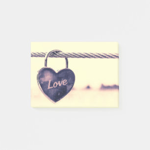 Notas Post-it® Padlock de amor con forma de corazón pegado a un c