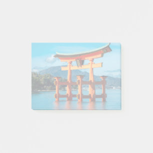 Notas Post-it® Paisaje panorámico con la puerta Torii japonesa
