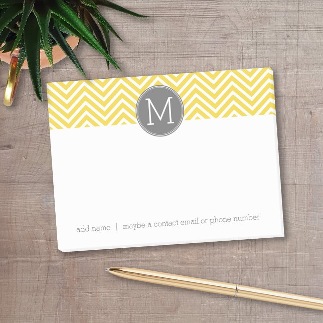 Notas Post-it® Patrón de cheurón amarillo y gris con monograma (Personalized post-it notes with a monogram and contact information - low quantity available)