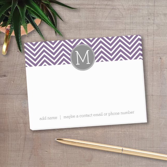 Notas Post-it® Patrón de cheurón morado y gris con monograma (Personalized post-it notes with a monogram and contact information - low quantity available)