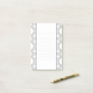 Notas Post-it® Pequeñas casas blancas y negras bordean las líneas