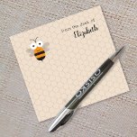 Notas Post-it® Personalizado Cute Funny Honey Bee Honeycomb<br><div class="desc">¡De vuelta a la escuela! Nice Notes presenta un ilustracion personalizado de graciosa linda sonrisa Honey Bee y el peine de miel como fondo. Gran pieza de papel personalizado para el niño con ocasión del nuevo año escolar. El texto y el nombre en la esquina superior derecha de las notas...</div>