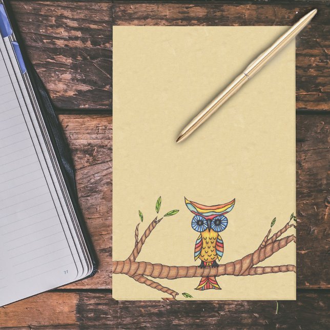 Notas Post-it® Rama de árbol de búho colorido (Colourful fantasy owl big blue eyes sitting on tree branch with leaves on tan big post it notes.)