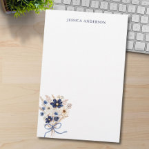 Ramo de flores azul marino elegante con monograma