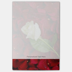 Notas Post-it® Rosa blanco en los pétalos rojos