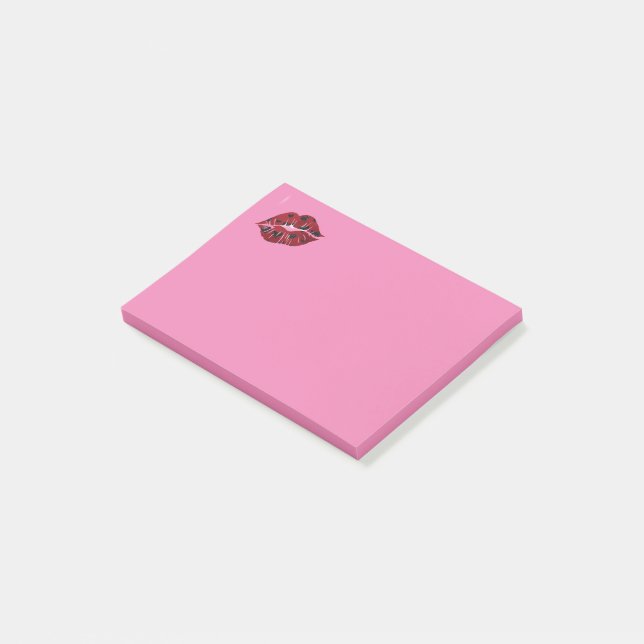 Notas post-it rosas de los labios rojos (En perspectiva)