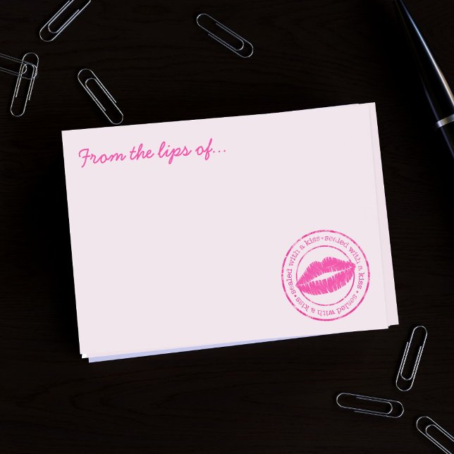 Notas Post-it® Sellado con un nombre personalizado de la barra de (Pink post it notes with a faux stamp that says sealed with a kiss. Just add your name)