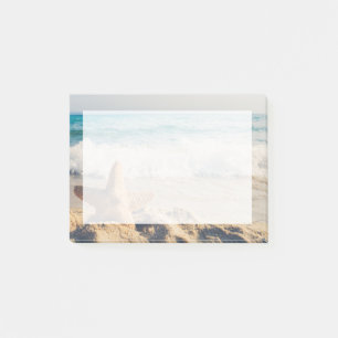 Notas Post-it® Starfish en una foto de una playa de arena