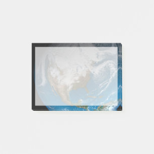 Notas Post-it® Tierra Fuerte con nubes simuladas sobre Norteaméri
