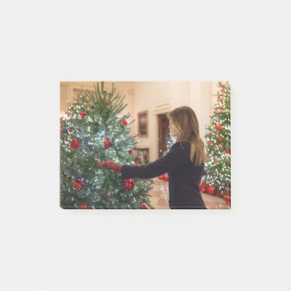 Notas Post-it® Triunfo de Melania que adorna el árbol de navidad