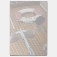 Un ancla y una Vida-Boya en un barco de madera