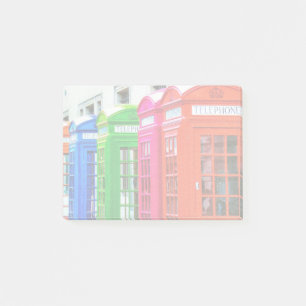 Notas Post-it® Una fila de cajas telefónicas de colores vivos