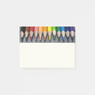 Notas Post-it® Una fila de lápices de colores.