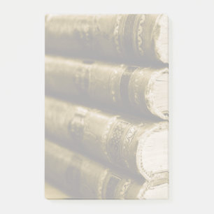 Notas Post-it® Una pila de libros antiguos