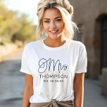 Novedad de la boda personalizada con escritura mod<br><div class="desc">El guión moderno y casual de caligrafía negra de moda "Mrs." camiseta de boda femenina incluye texto personalizado que puede ser personalizado con el nuevo apellido de casada de la novia y fecha de boda establecida. ¡Ideal para los recién casados que se ponen en luna de miel y más allá!...</div>