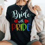 Novia con Boda de Orgullo LGBTQ <br><div class="desc">¡Celebra el amor y la igualdad con esta hermosa camiseta de "Novia con orgullo"! Perfecto para bodas LGBTQ y celebraciones por el amor, esta camisa presenta un vibrante diseño de arcoiris y el poderoso mensaje "Novia con orgullo". ¡Muestre su apoyo a la igualdad matrimonial y use su orgullo en la...</div>