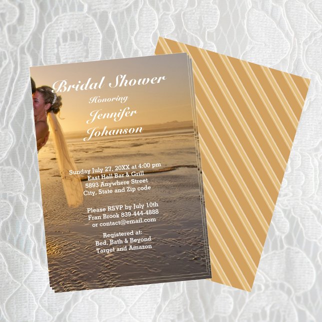 Novia y novio en la tarjeta de ducha de novia Suns (Bride & Groom on Sunset Beach Bridal Shower Card)