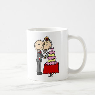 Novia y novio por la taza del pastel de bodas