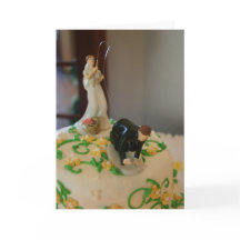 Novio de cogida de boda de la invitación de la