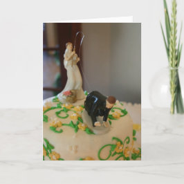 Novio de cogida de boda de la invitación de la