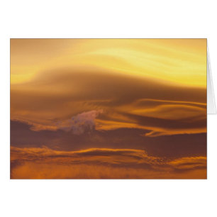 Nube lenticular al atardecer