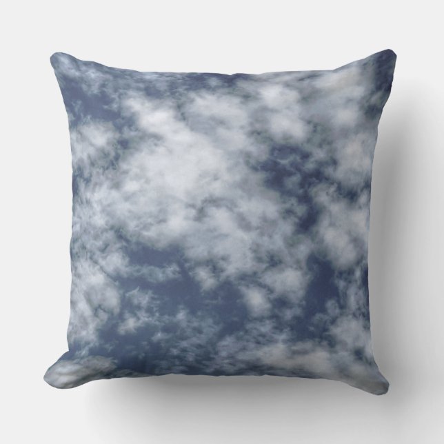 Nubes blancas contra el cielo azul en la almohada (Anverso)