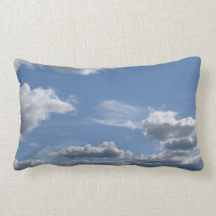 Nubes blancas en un Cojín decorativo del cielo