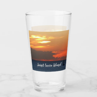 Nubes de atardecer y navegación marítima