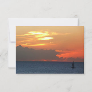 Nubes de atardecer y navegación marítima