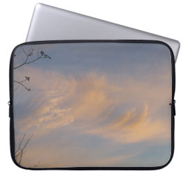 Nubes de cirro tenues en una funda para portátil