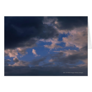 Nubes de tormenta contra el cielo azul