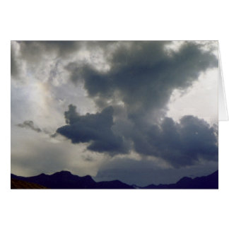 Nubes de tormenta sobre las rocas