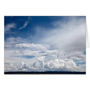 Nubes dramáticas en cielo sobre mesa en Abo,
