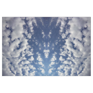 Nubes hinchadas en tela de la foto del cielo azul