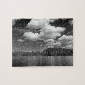 Nubes sobre el rompecabezas de fotos en blanco y n