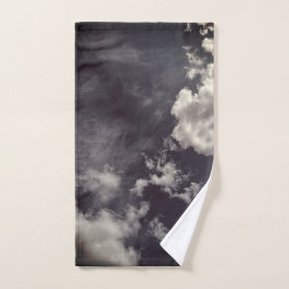 Nubes, sobre fondo azul oscuro