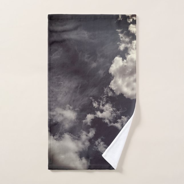 Nubes, sobre fondo azul oscuro (Toalla de mano)