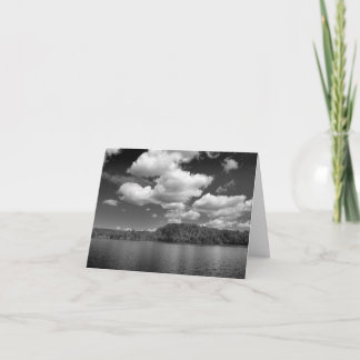Nubes sobre tarjeta de nota blanco y negro del
