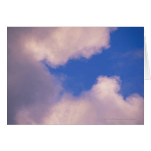 Nubes Wispy contra el cielo azul