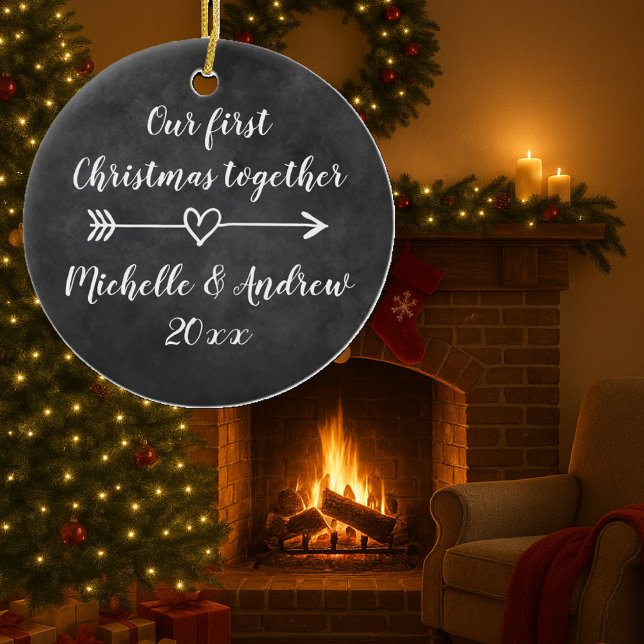 Nuestro 1r ornamento de encargo del árbol del (Tree ornament with arrow heart for first Christmas together)