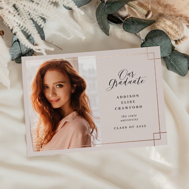 Nuestro graduado | Invitación fotográfica de gradu (Subido por el creador)