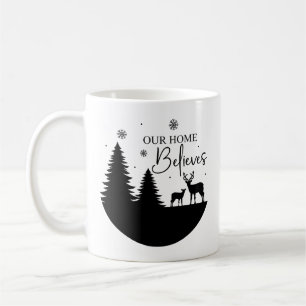 Nuestro hogar cree con la taza de café de la escen