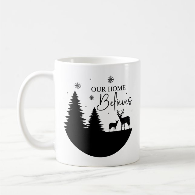 Nuestro hogar cree con la taza de café de la escen (Izquierda)