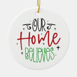 Nuestro hogar cree en el ornamento navideño